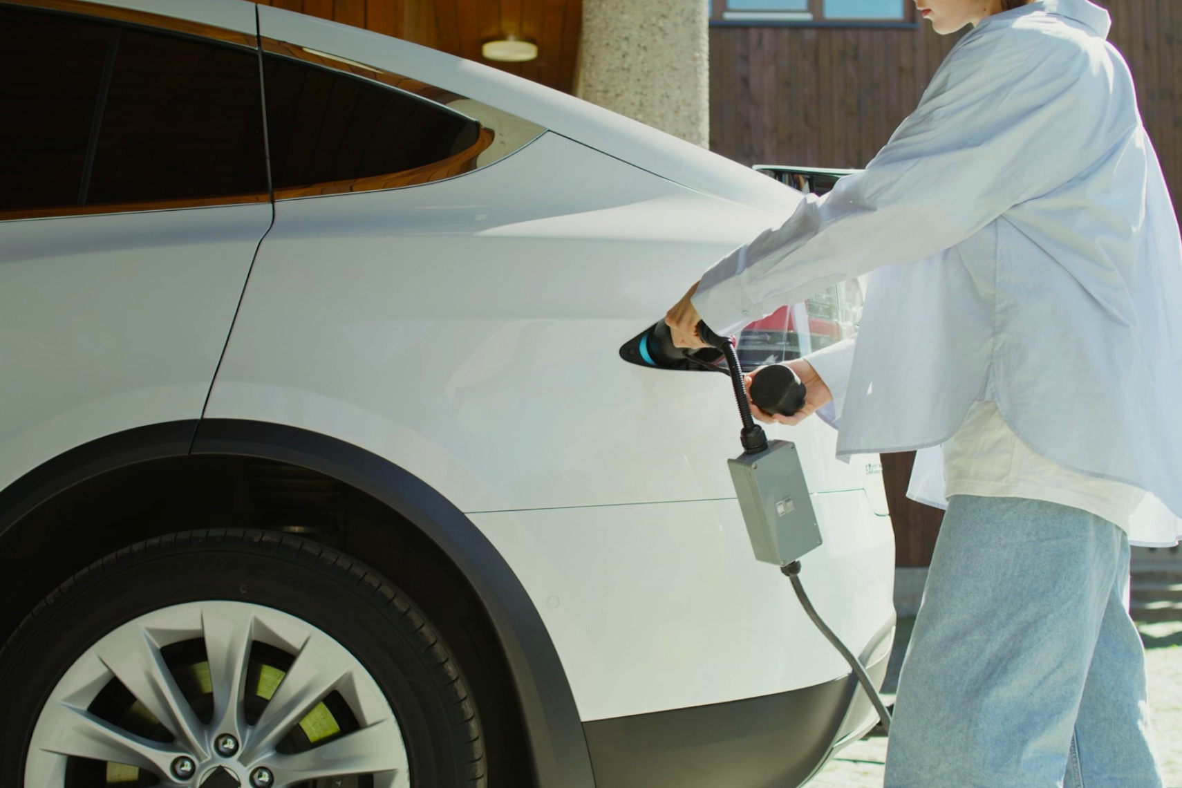 Custos da mobilidade aceleram interesse por carros elétricos: 65% dos portugueses pondera comprar um