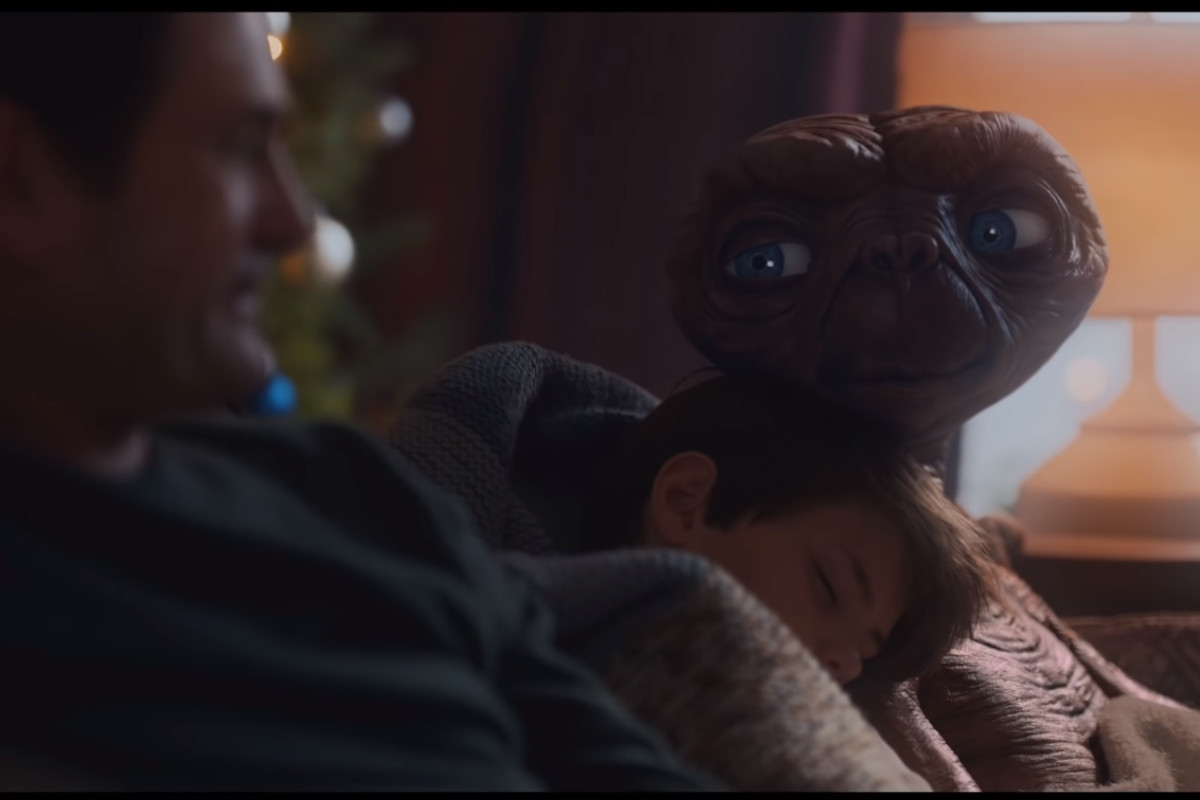 O E.T. volta para passar o Natal em casa de Elliot