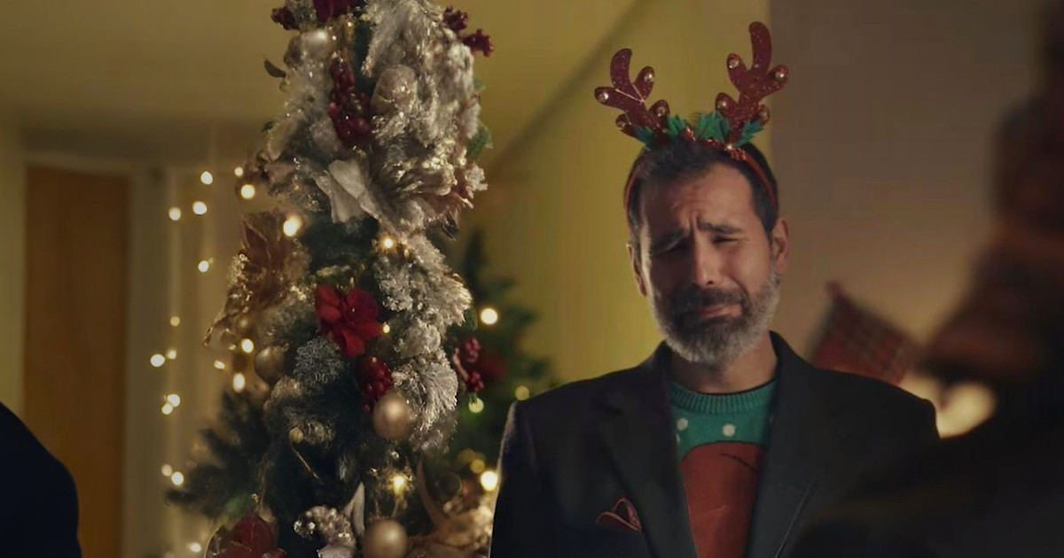 Guilherme Duarte ironiza filmes natalícios em vídeo para a Grant’s Whisky