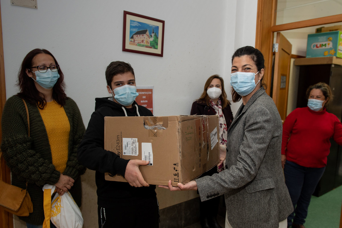 Galp entrega 1300 computadores em ação solidária