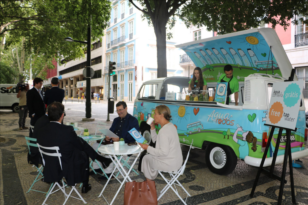 Há uma pão-de-forma a circular em Lisboa a distribuir água