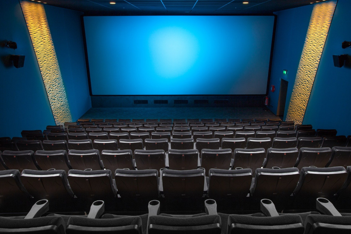 Coronavírus: pessoas sentam-se longe umas das outras nos cinemas