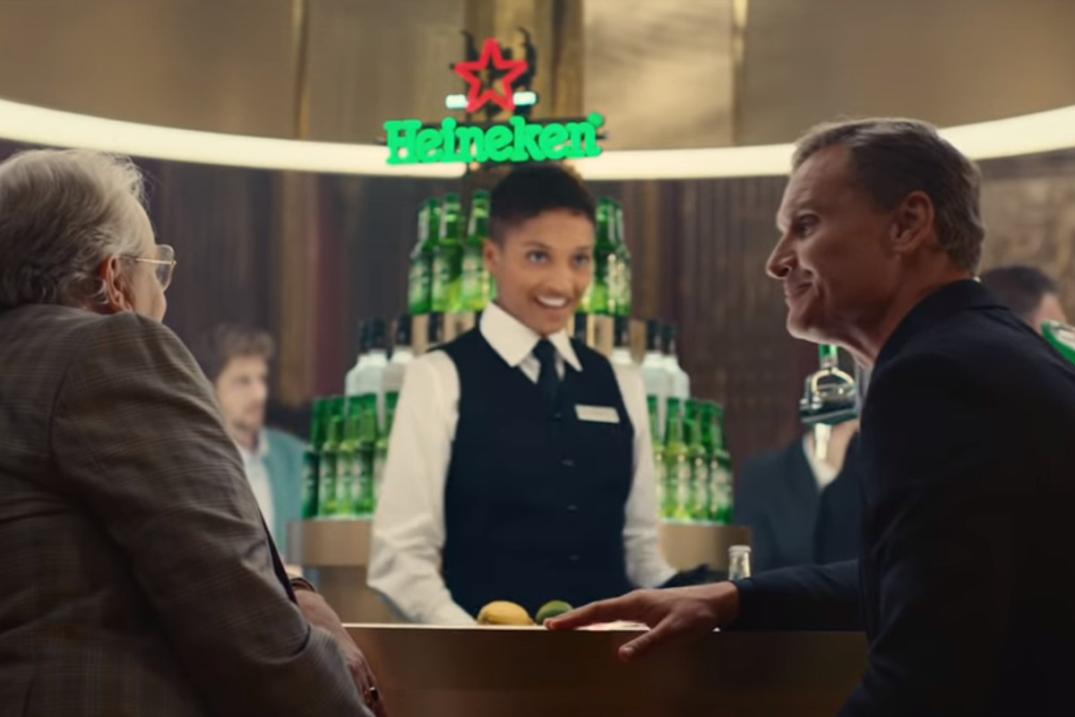 Heineken pisca o olho a James Bond