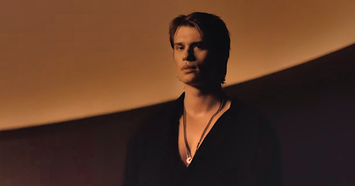 Nicholas Galitzine protagoniza nova campanha da Emporio Armani