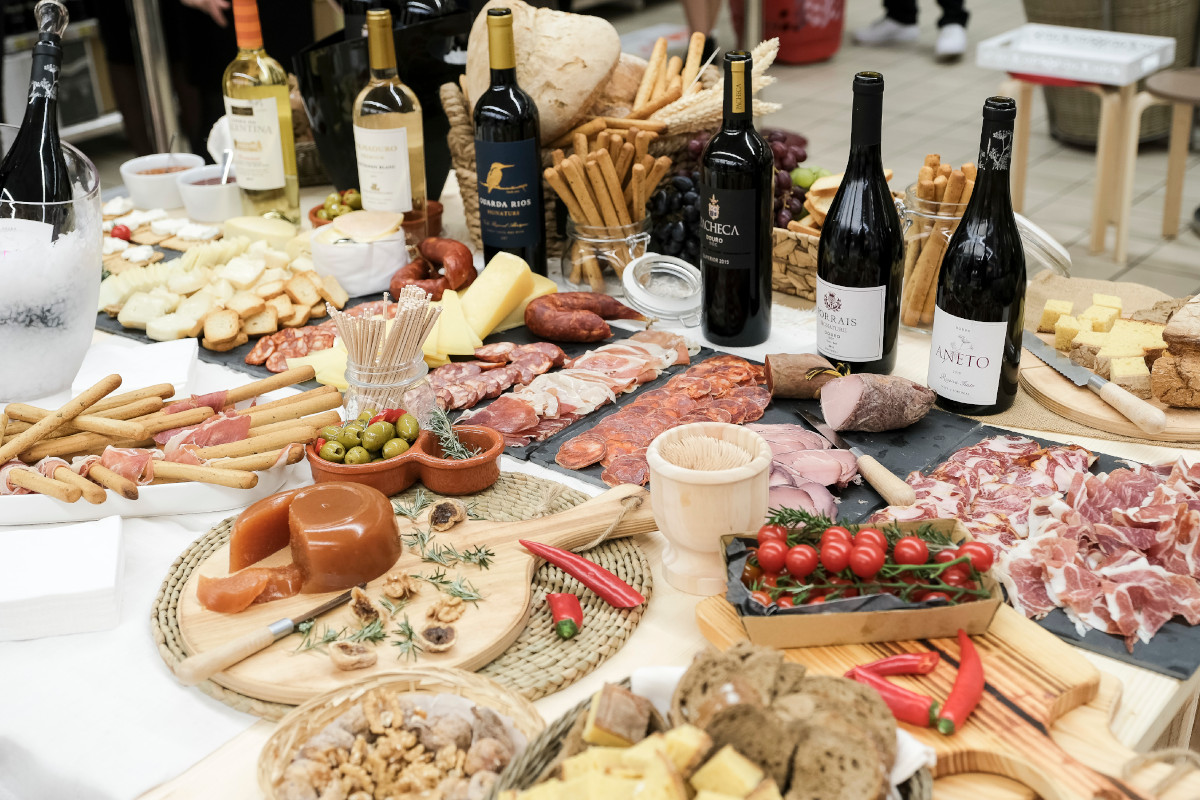 Continente promoveu degustação de queijos, enchidos e vinhos