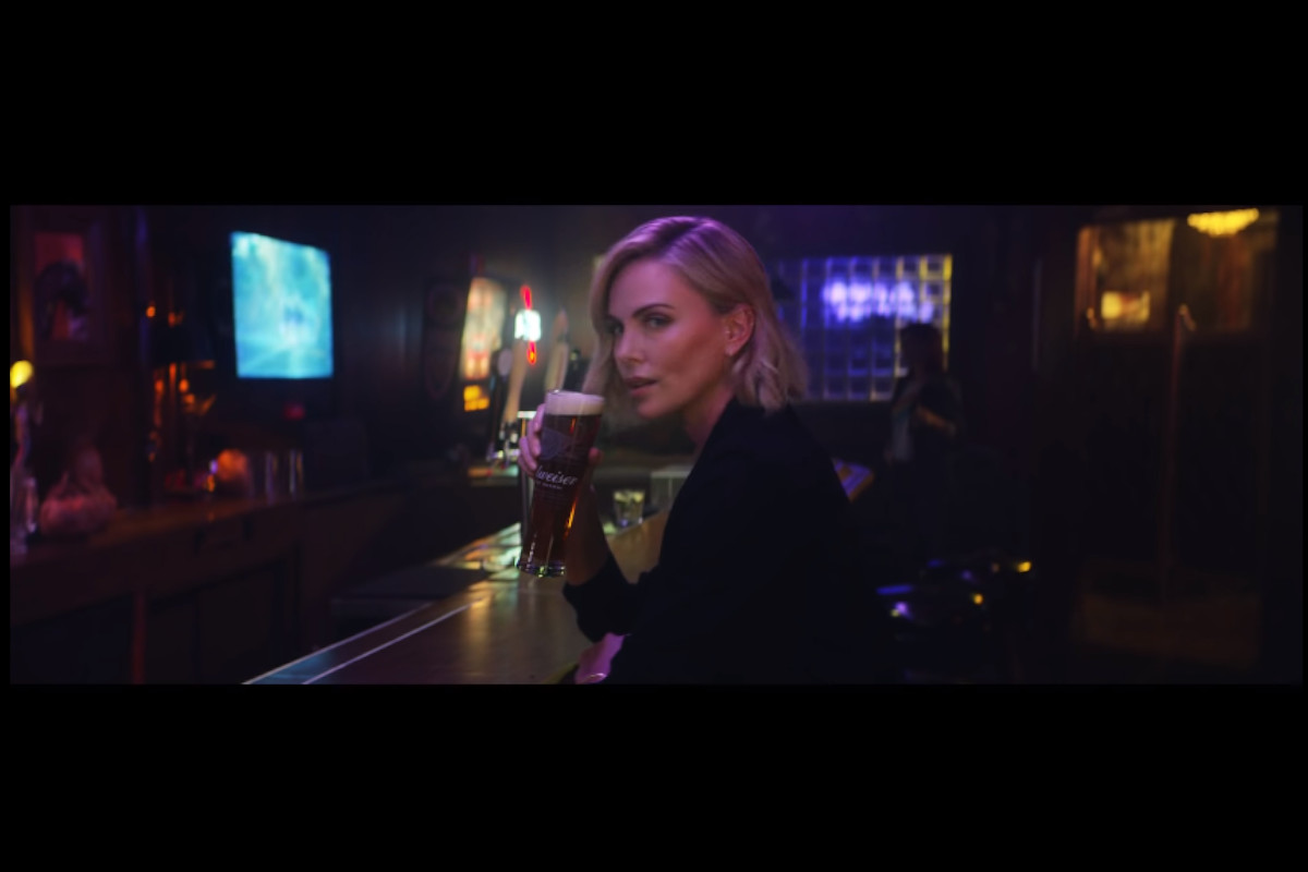 Charlize Theron é o rosto da nova campanha da Budweiser