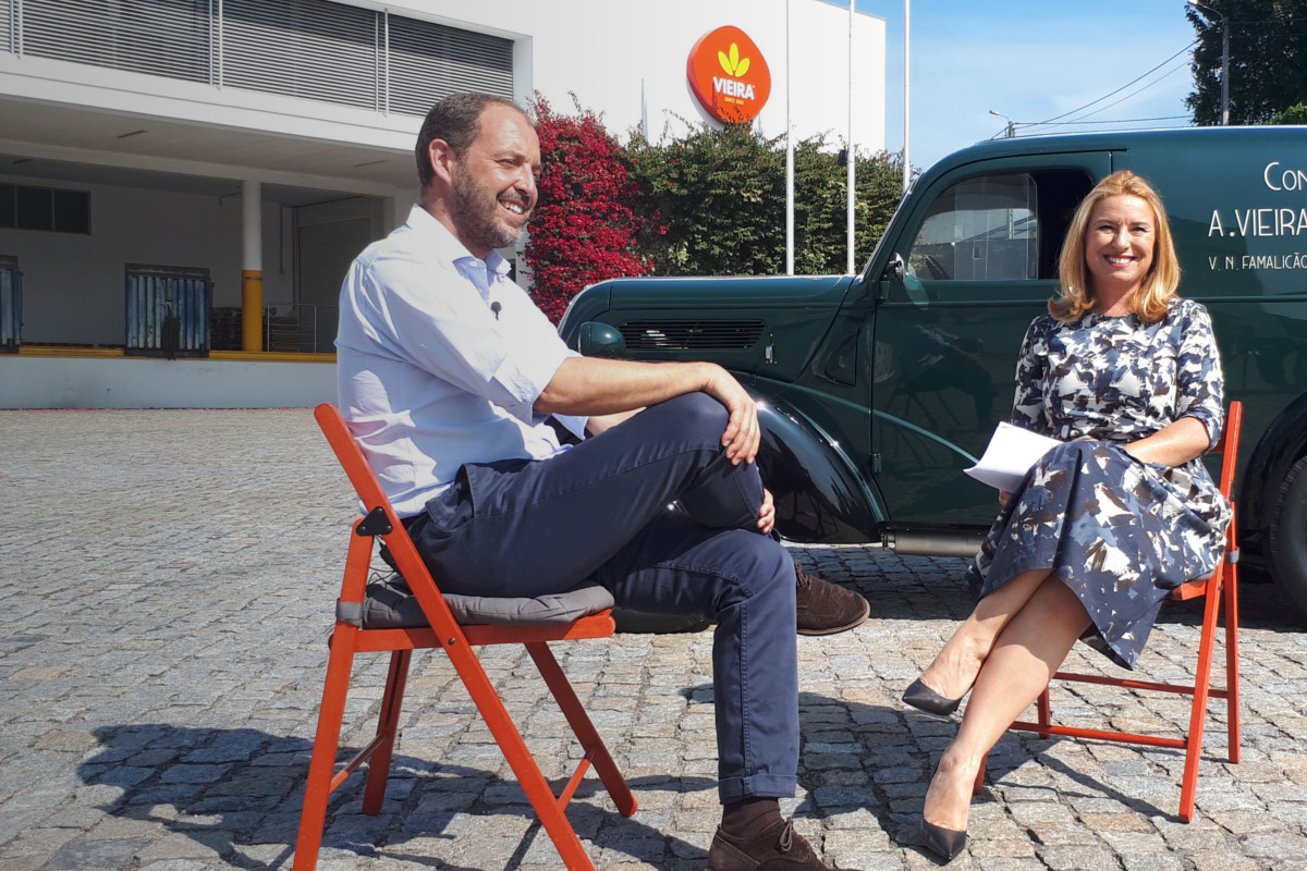 Cristina Amaro na estrada com uma Fordson de 1949 