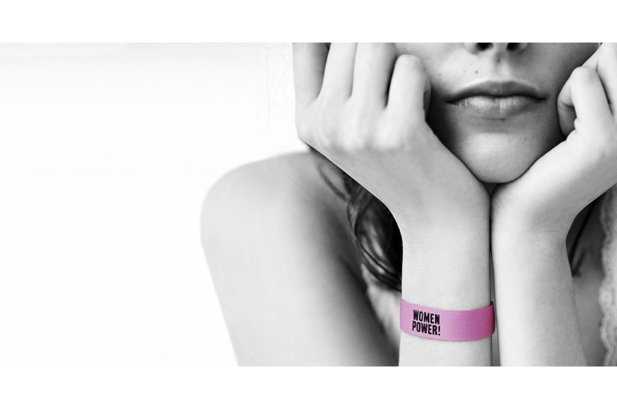 Women’secret une mulheres com pulseira solidária