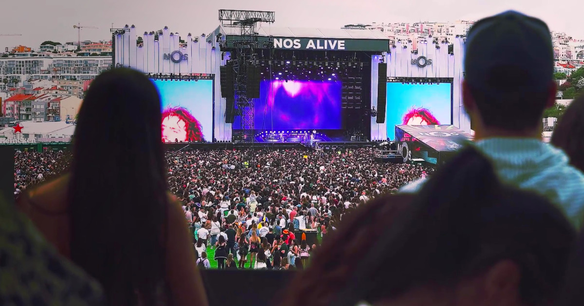 Um lugar aos fãs que estão Alive 