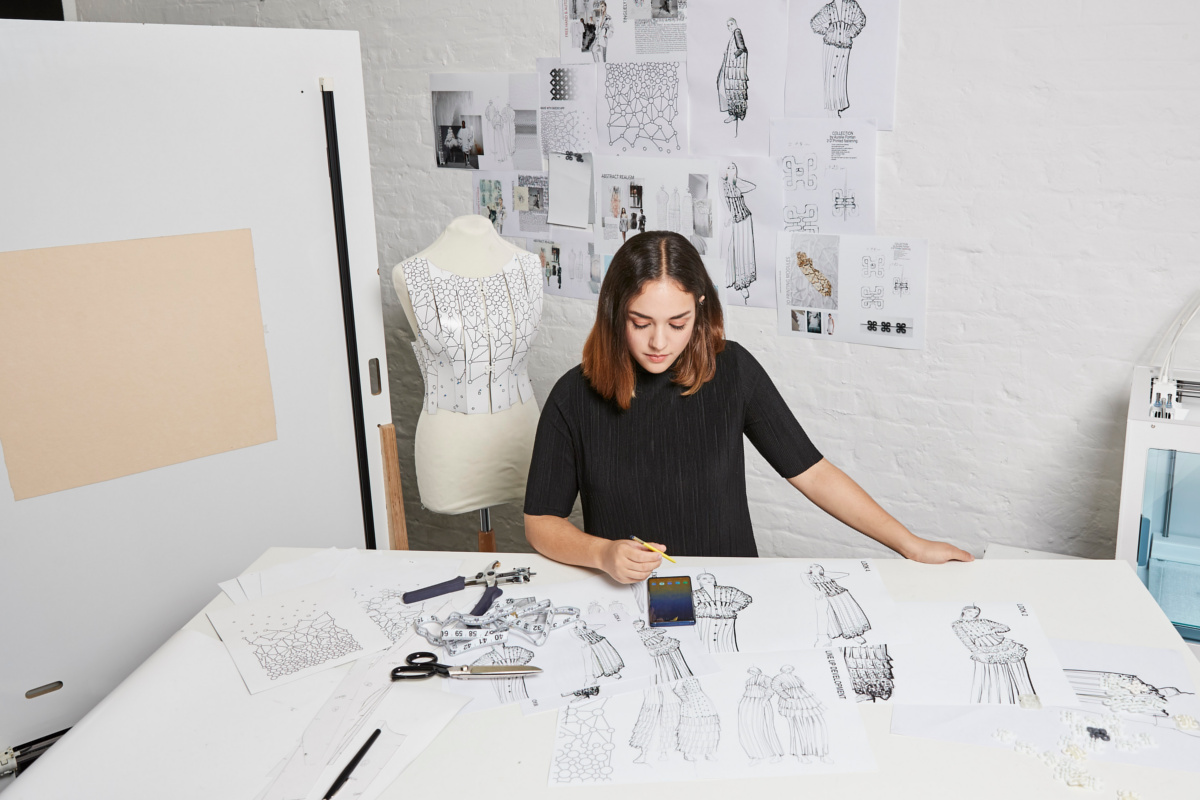 Estilista criou uma coleção de moda com um smartphone
