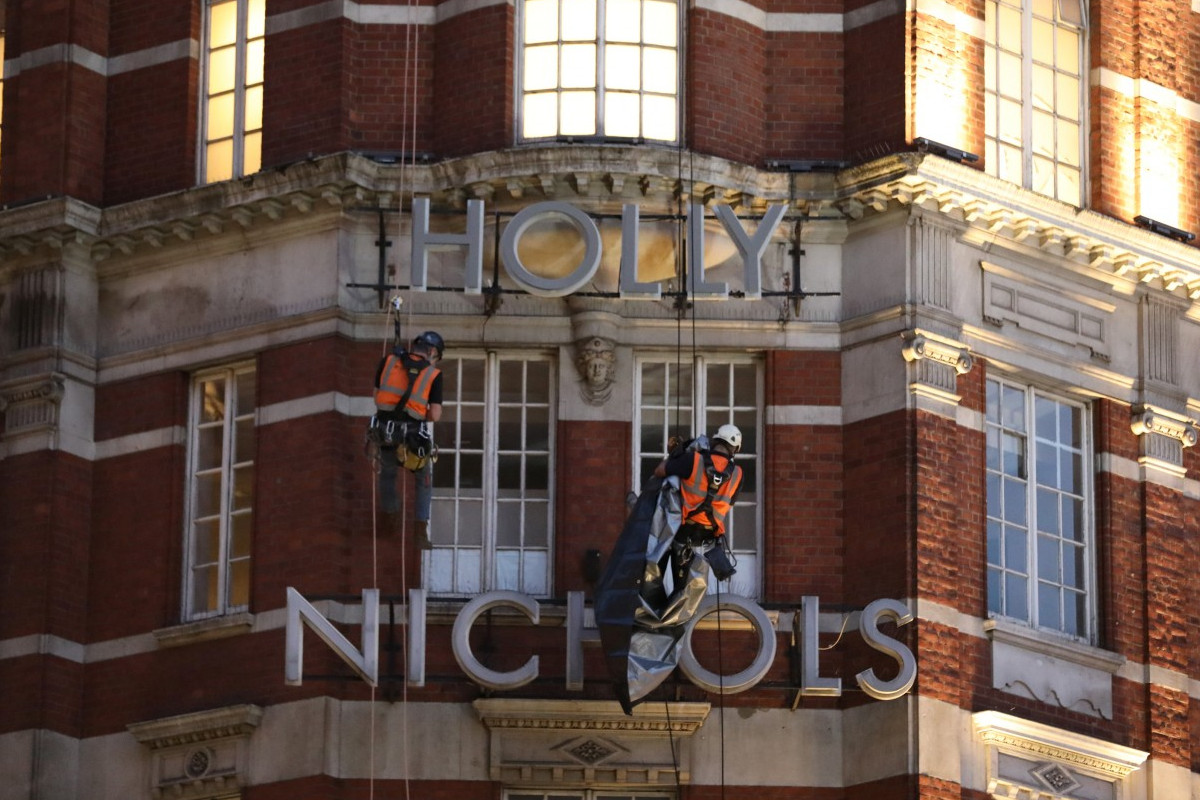 Harvey Nichols agora é Holly Nichols