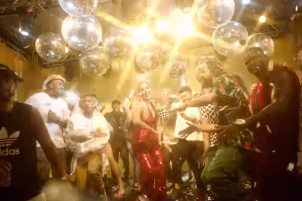 Anitta aparece “indecente”