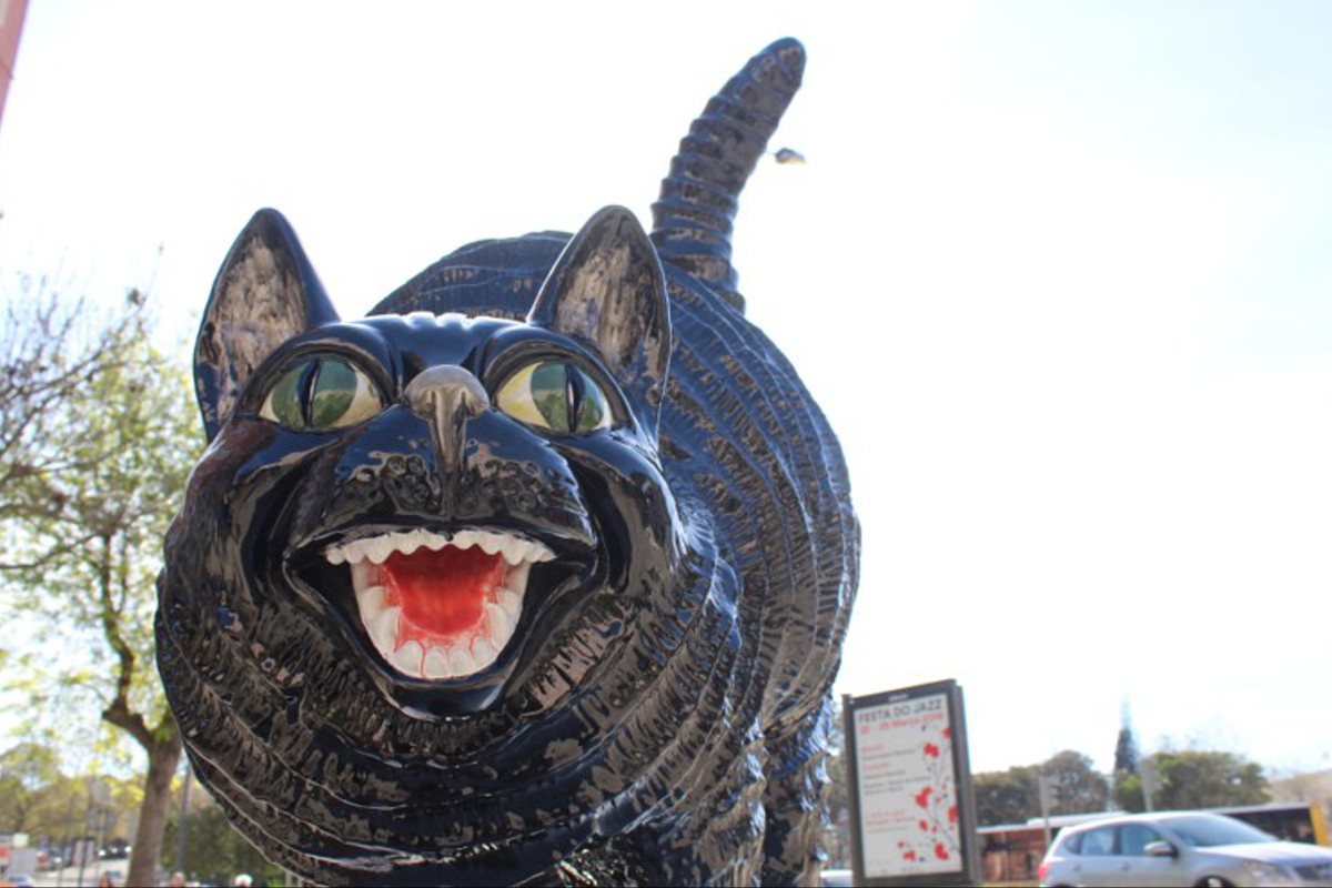 Já se cruzou com o gato gigante na Avenida Guerra Junqueiro?