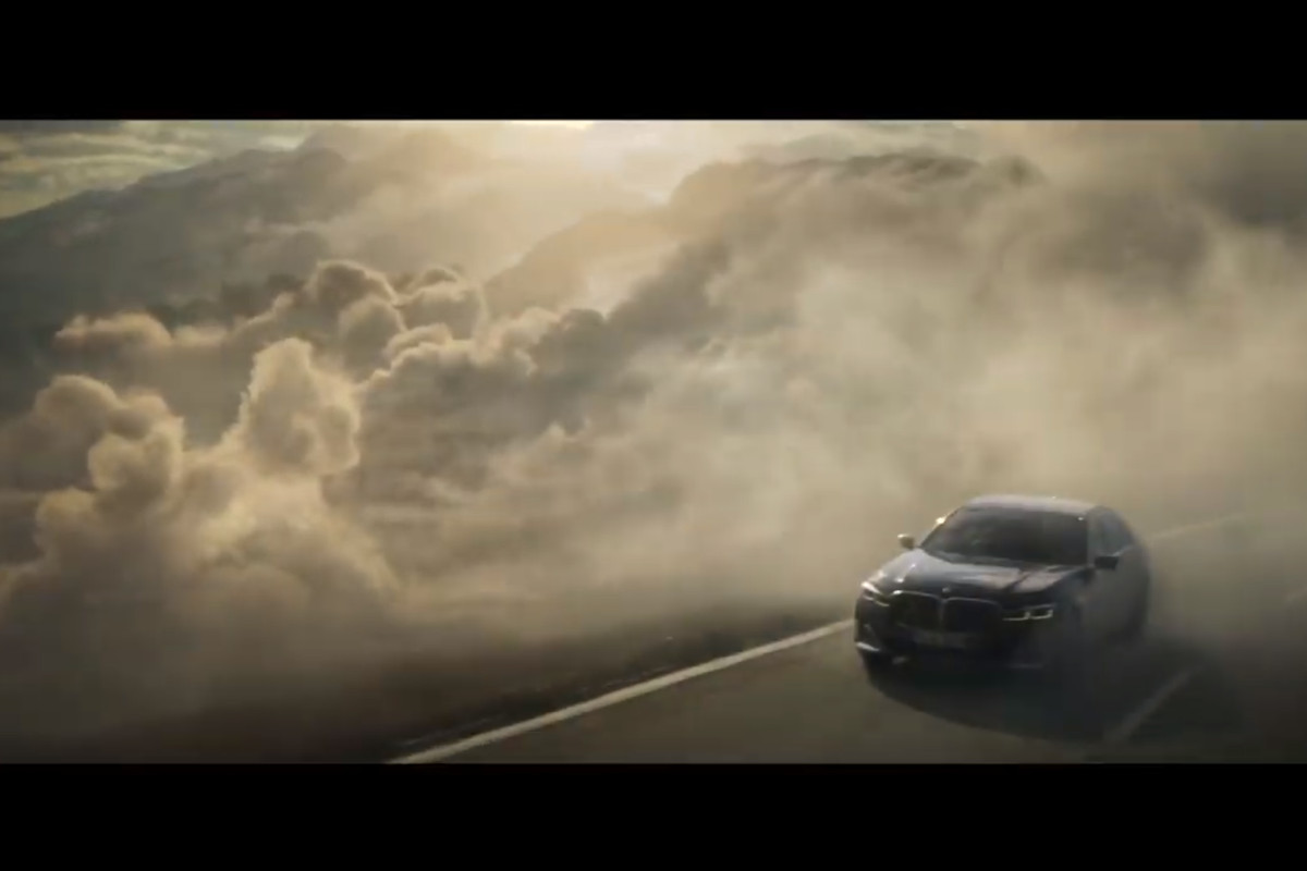 BMW sobrevoa as nuvens