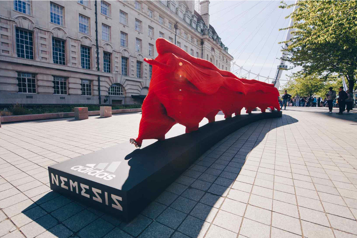 Escultura retrata movimento em campo de jogadores de topo