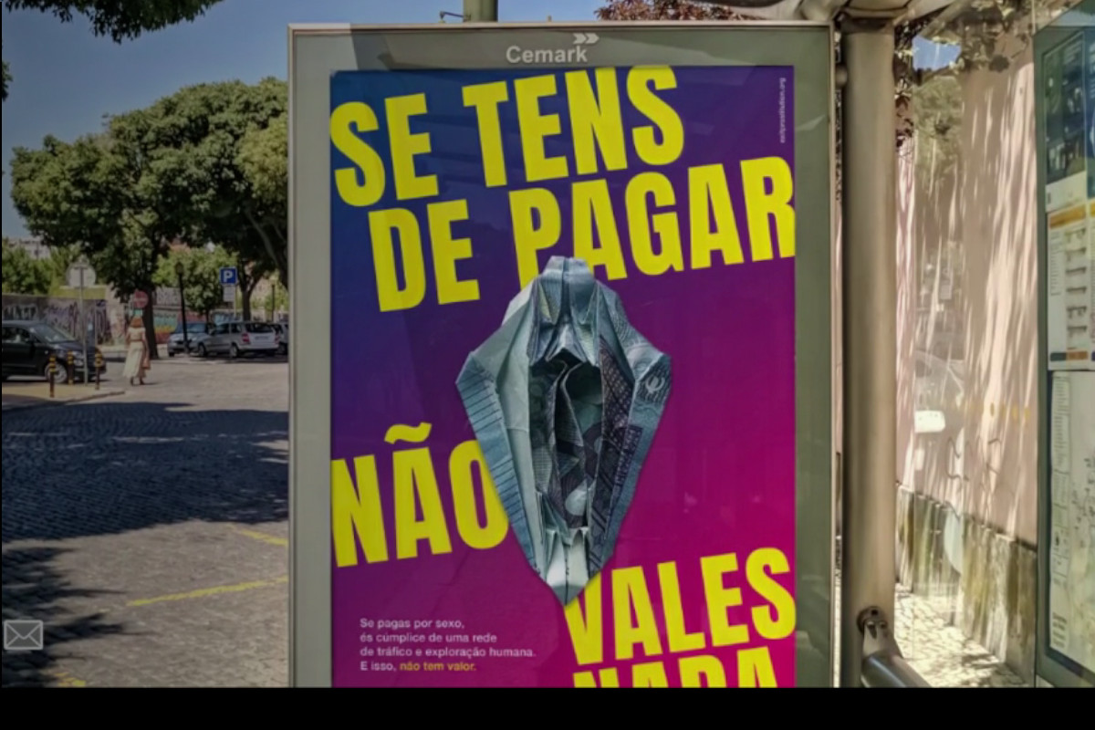 Um origami e um slogan direto. A mensagem é clara: o fim da prostituição
