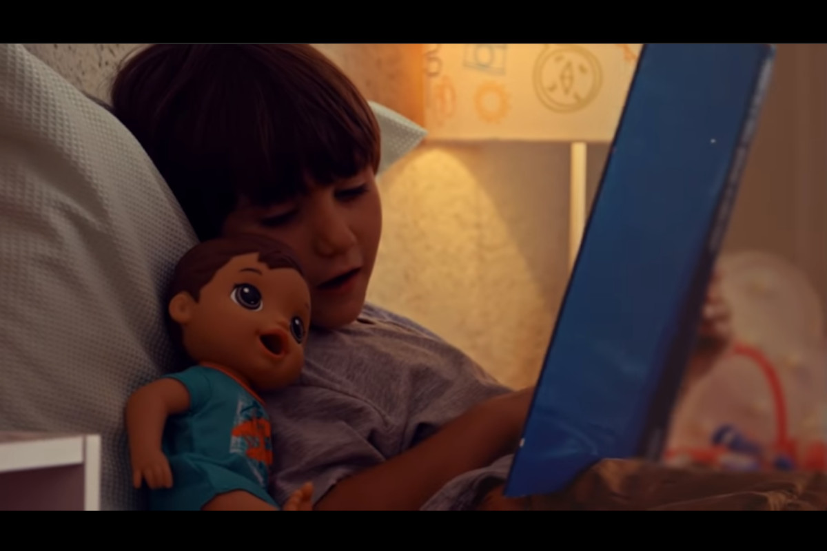 Hasbro mostra a importância de brincar com bonecas