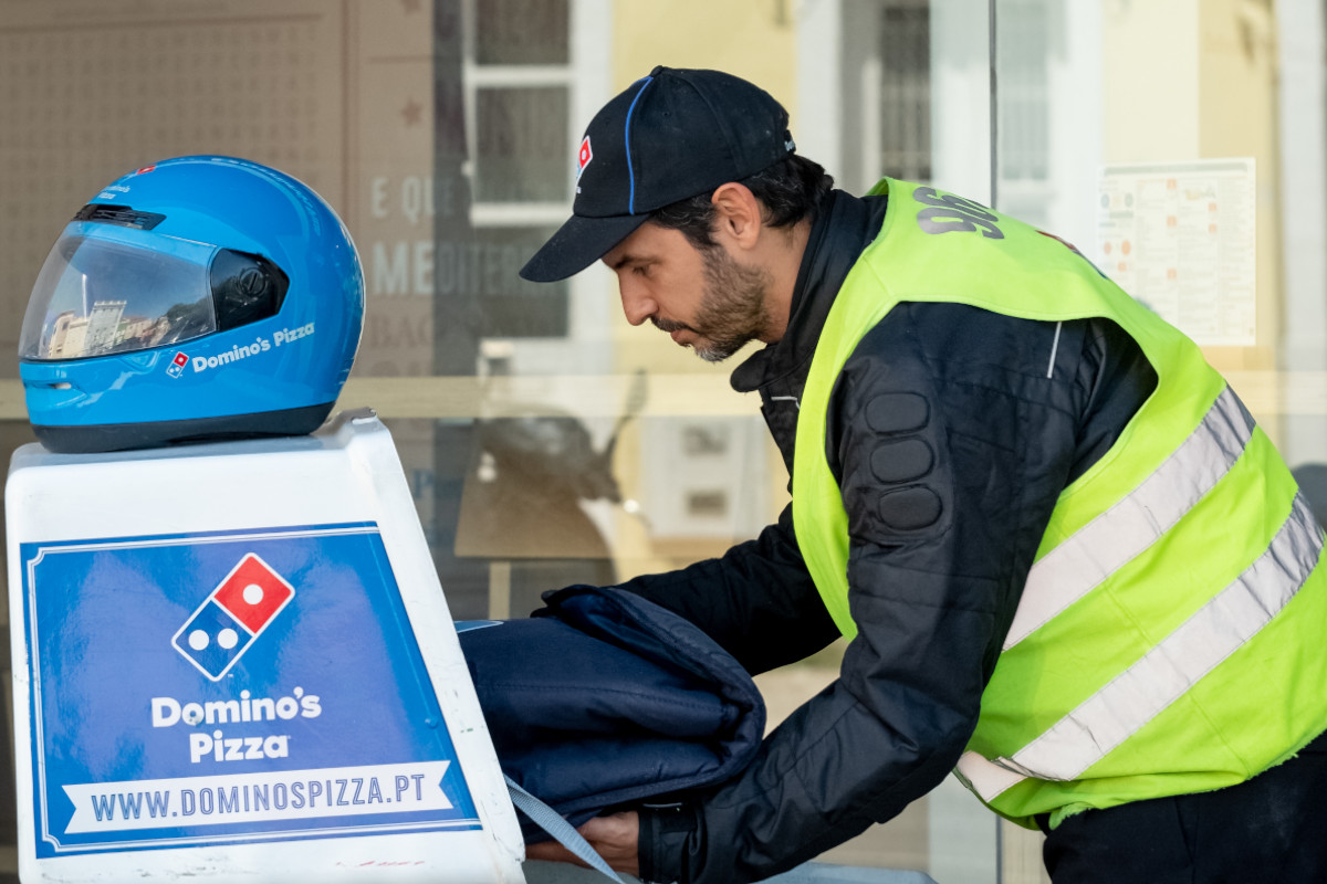 Domino&#39;s apresenta serviço de entrega de pizza sem contactos