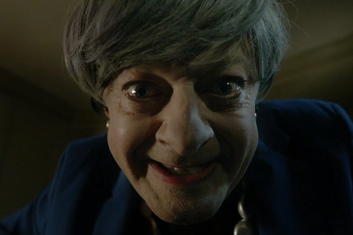 Andy Serkis encarna Theresa May a fazer de Gollum