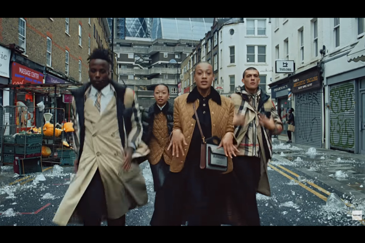 A dança de Natal da Burberry