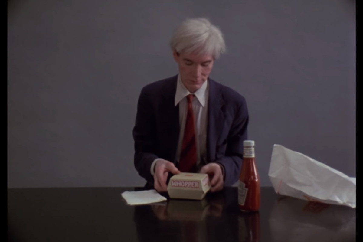 Burger King mostra Andy Warhol a comer um Whopper