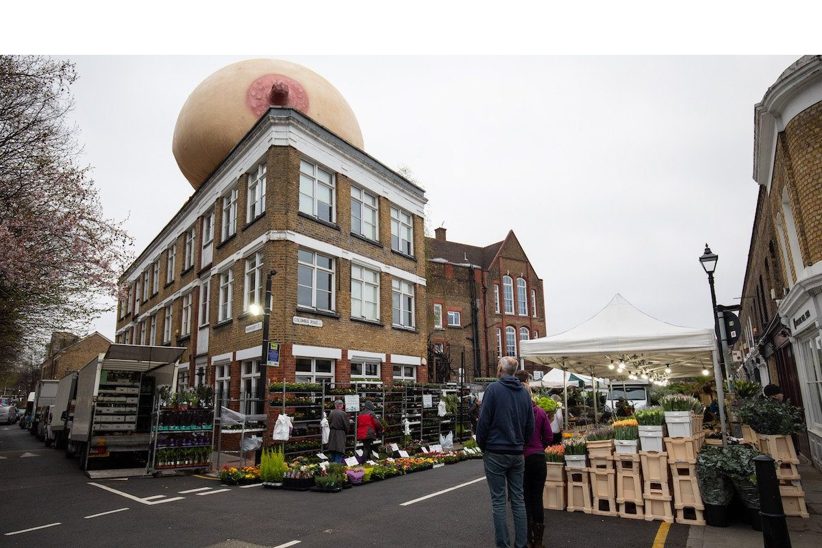 Seios gigantes surpreendem ruas de Londres