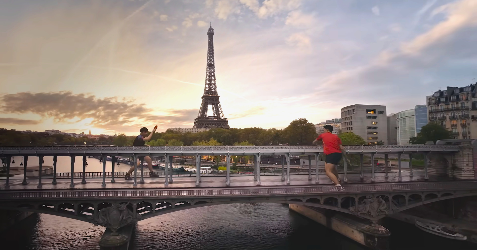 Omega transporta atletas olímpicos para cenários icónicos de Paris