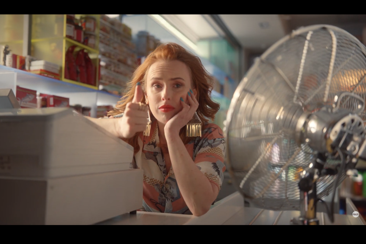 Coca-Cola fala de leveza em nova campanha 