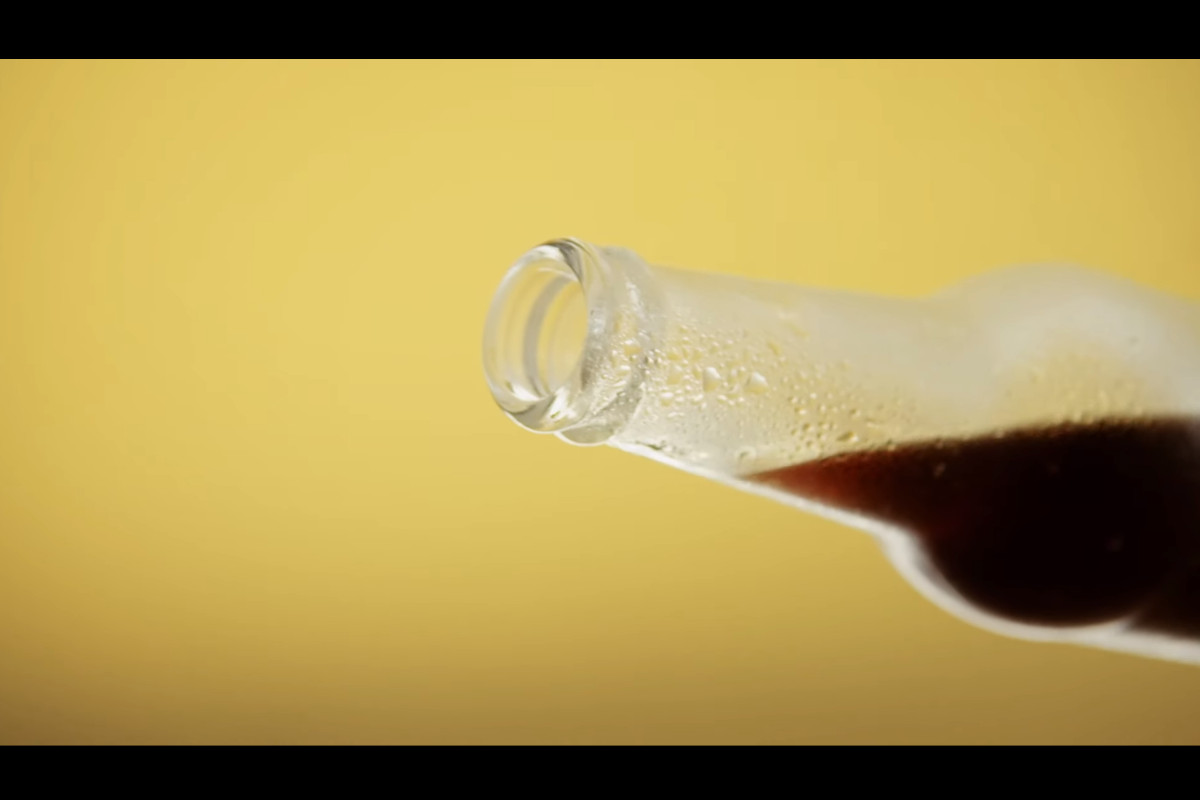 Os perigos das bebidas refrigerantes num “anúncio repugnante”
