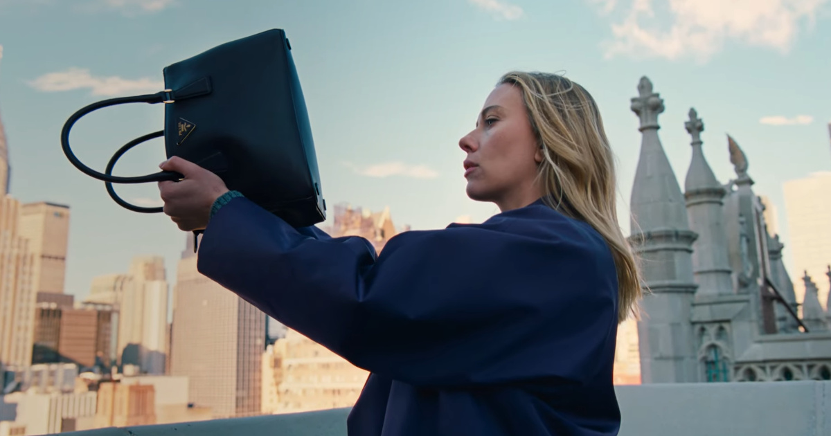 Yorgos Lanthimos e Scarlett Johansson juntos em nova campanha surrealista da Prada