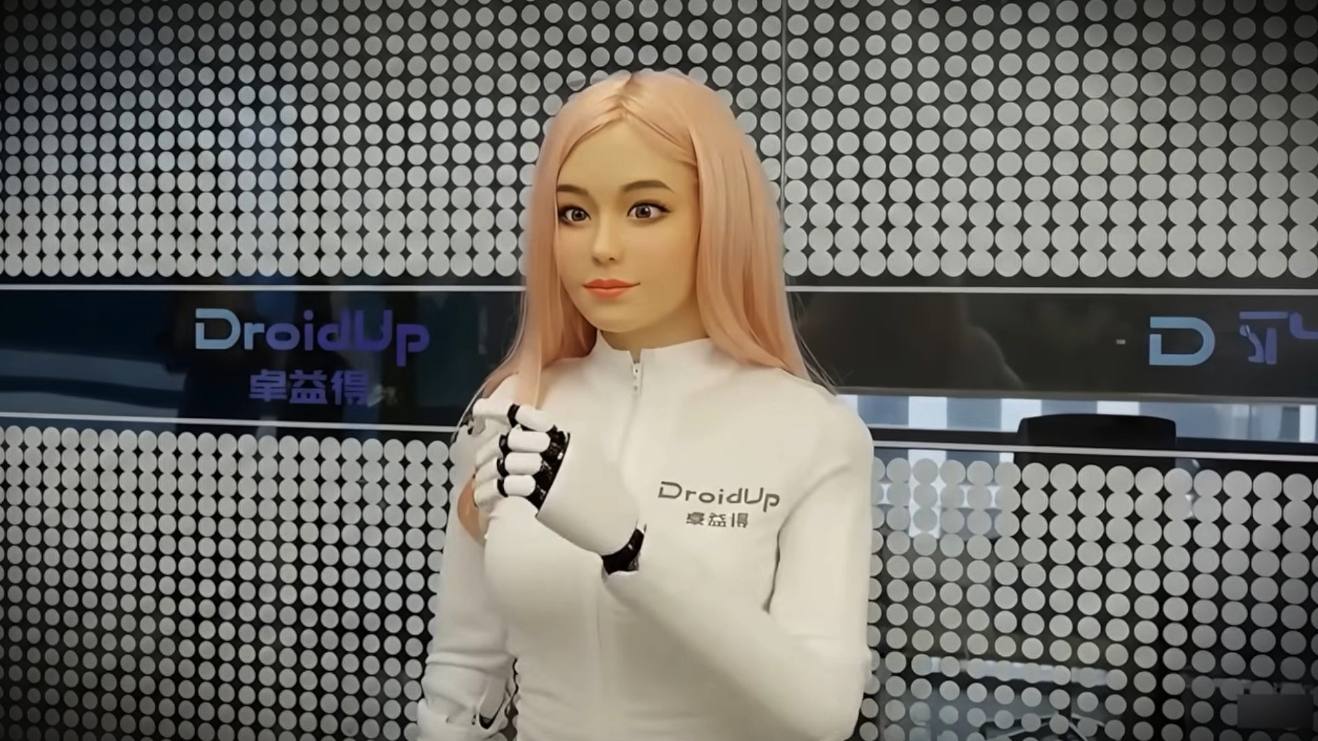 Conheça Moya, o robô que caminha, sorri e pisca os olhos como um ser humano