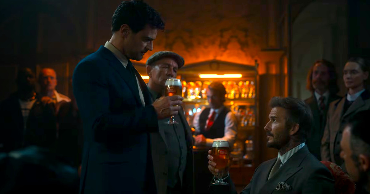 Stella Artois junta David Beckham e Theo James em campanha inspirada na série “The Gentlemen: Senhores do Crime”