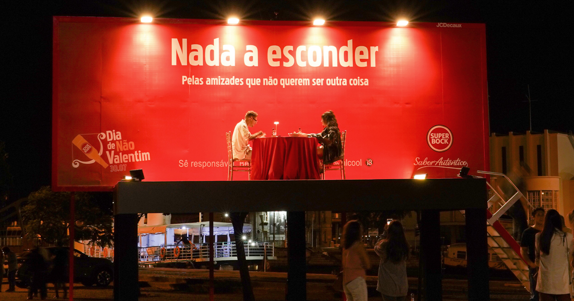 Amigos a jantar às claras num painel publicitário em Lisboa? Super Bock e JCDecaux explicam 