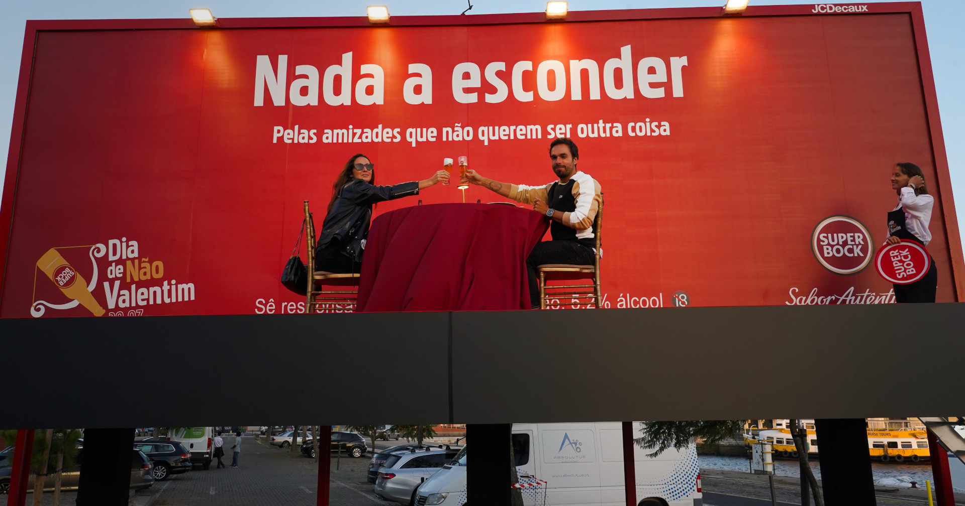 Amigos a jantar às claras num painel publicitário em Lisboa? Super Bock e JCDecaux explicam 