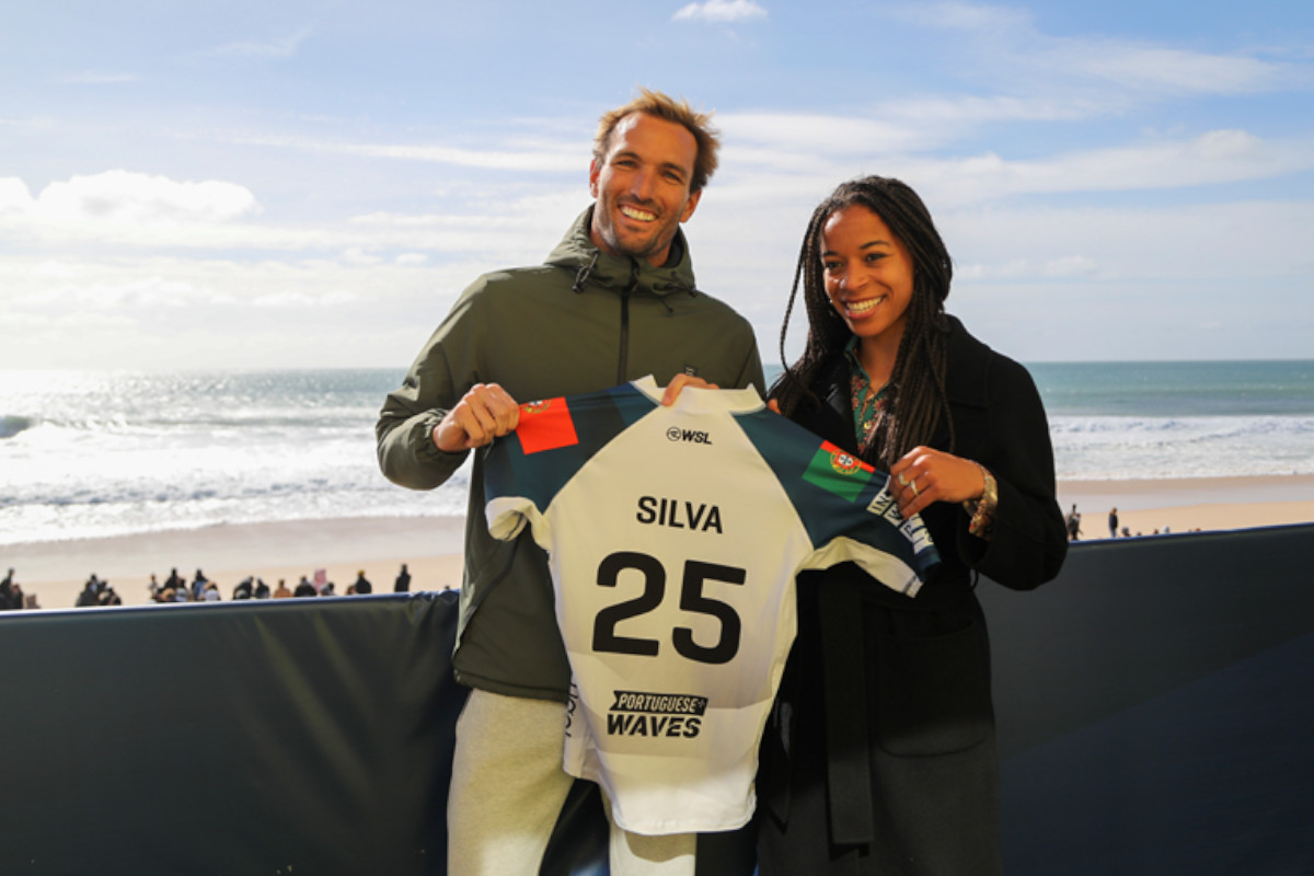 Surfistas de todo o mundo homenageiam mulheres atletas