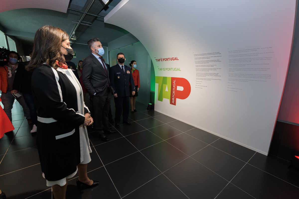 LG celebra 77 anos da TAP