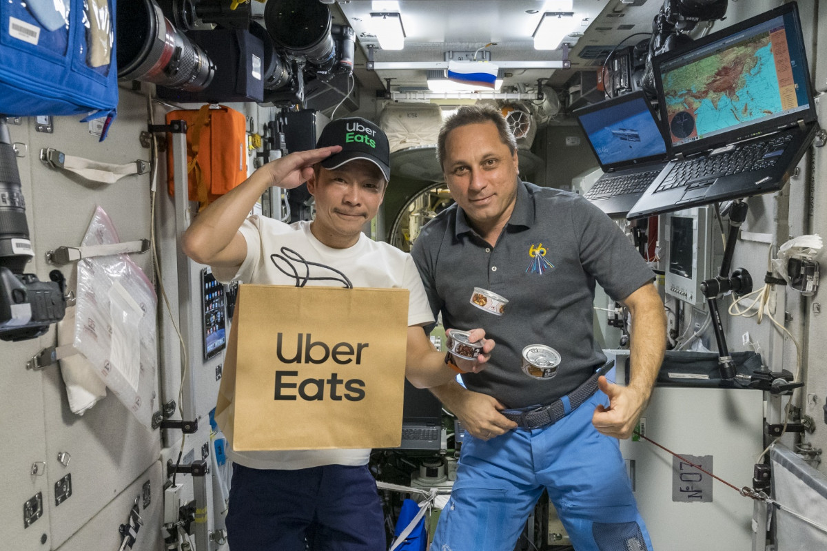 Uber Eats faz entrega de comida na Estação Espacial Internacional