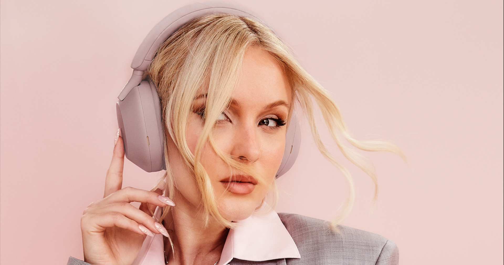 Zara Larsson torna a vida mais cor-de-rosa na nova campanha da Sony