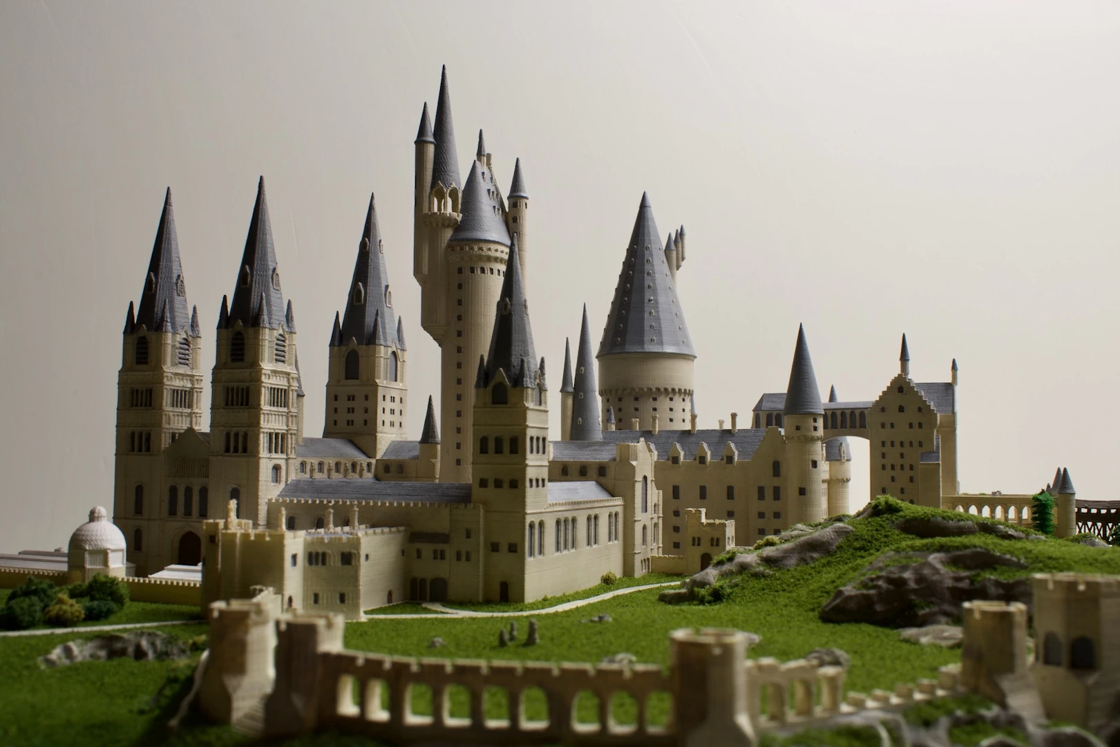 Left view of model of Hogwarts castle from harry potter 3d printed in plastic fdm