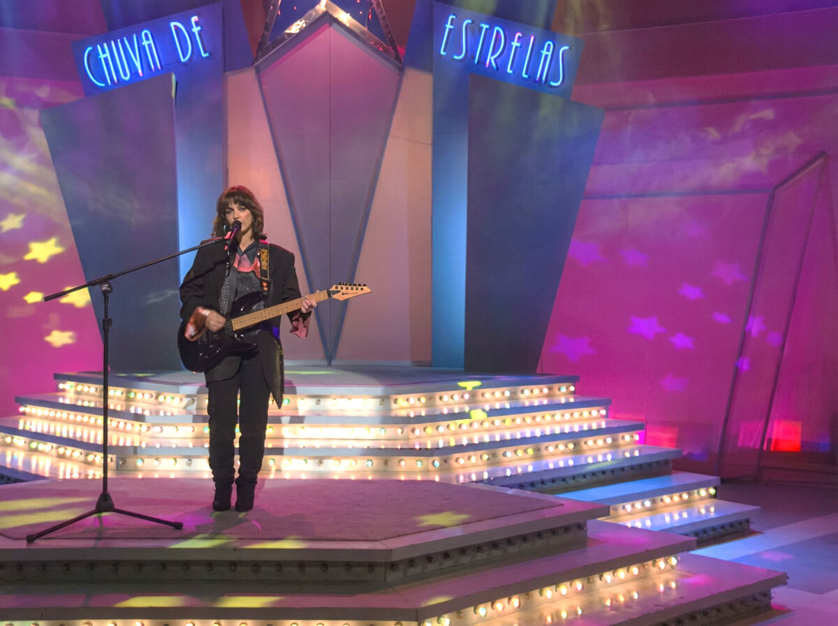 cantora_guitarra_chuva_de_estrelas