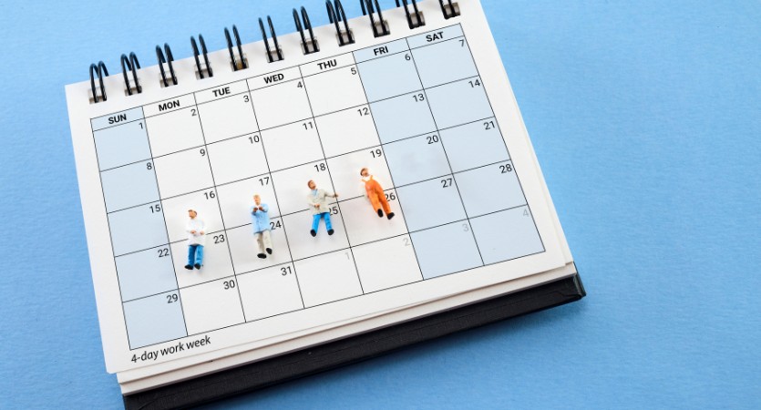 Imagem de calendário com quatro bonecos, em dias diferentes, mais três colunas de calendário livres, para representar a semana laboral de 4 dias