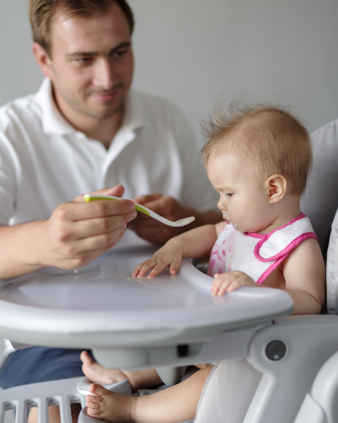 Uma má opção: O bebé não tem os pés apoiados nem os joelhos a 90º
