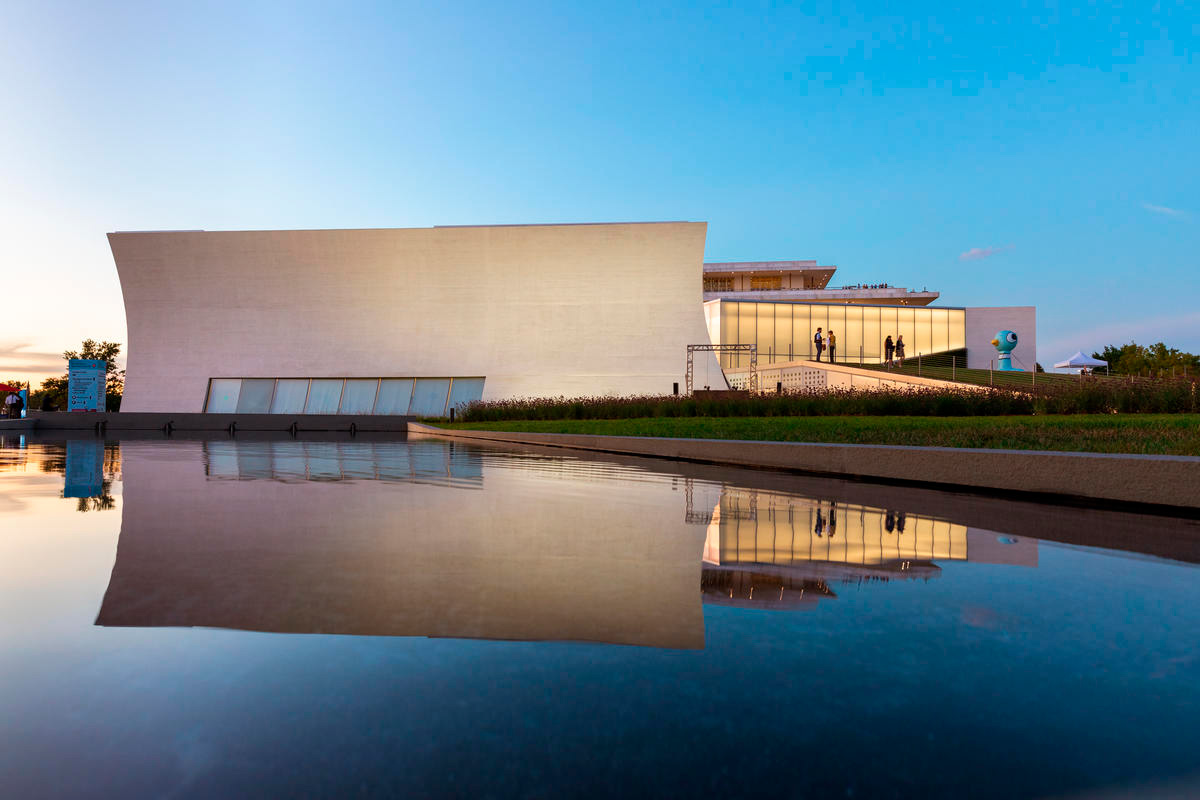 Donald Trump remodela Kennedy Center e enfrenta desafios financeiros