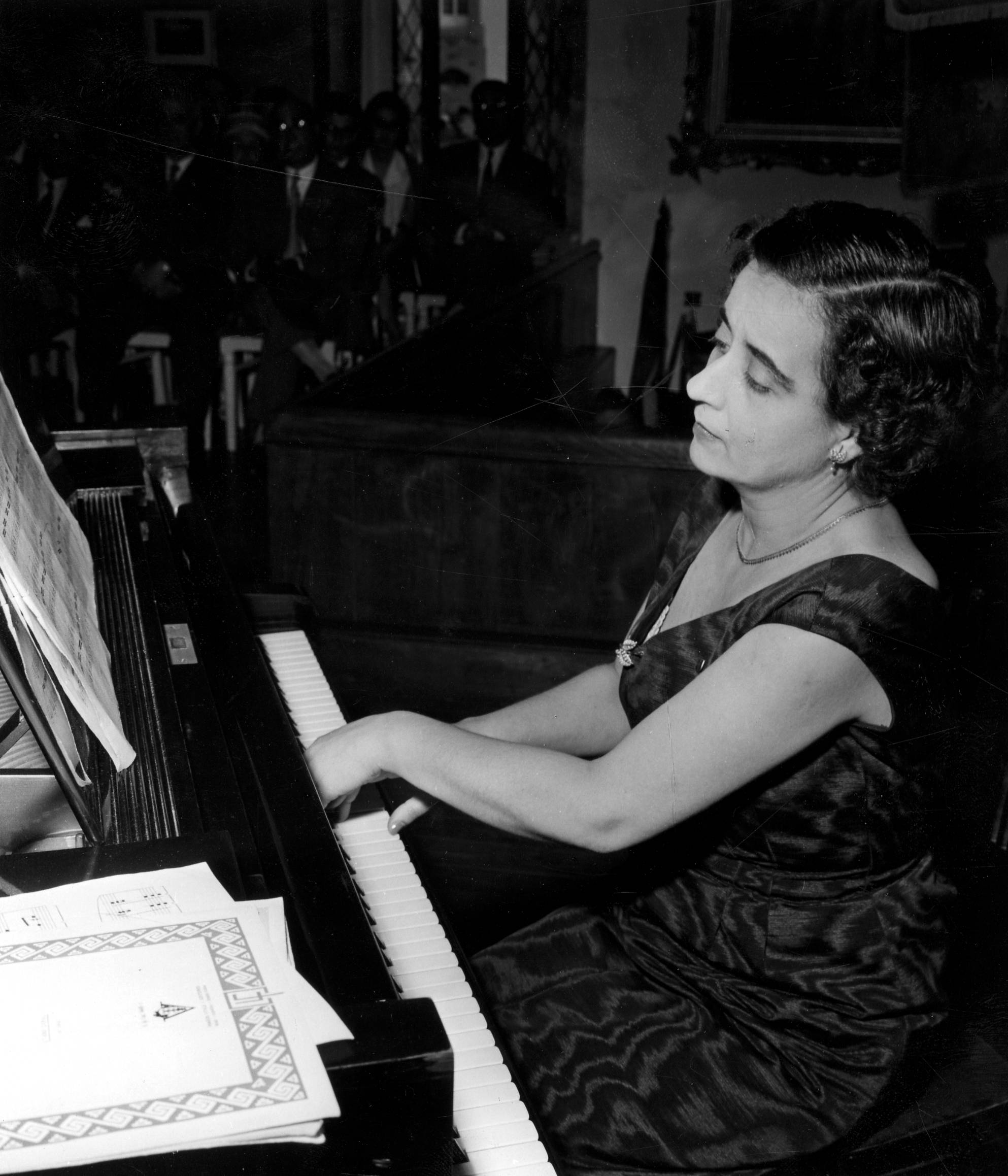 «21 PERSONALIDADES DOS SÉCULOS XX E XXI ESCOLHEM AS 21 PERSONALIDADES DO MILÉNIO» — HELENA SÁ E COSTA, MEMÓRIAS DE “UMA VIDA EM CONCERTO”