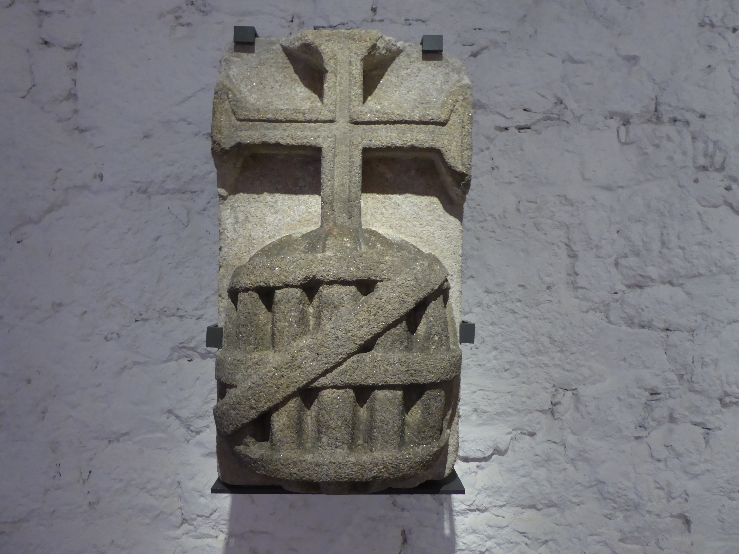 ÀS 12H30 — PEDRA COM A CRUZ DE CRISTO E A ESFERA ARMILAR