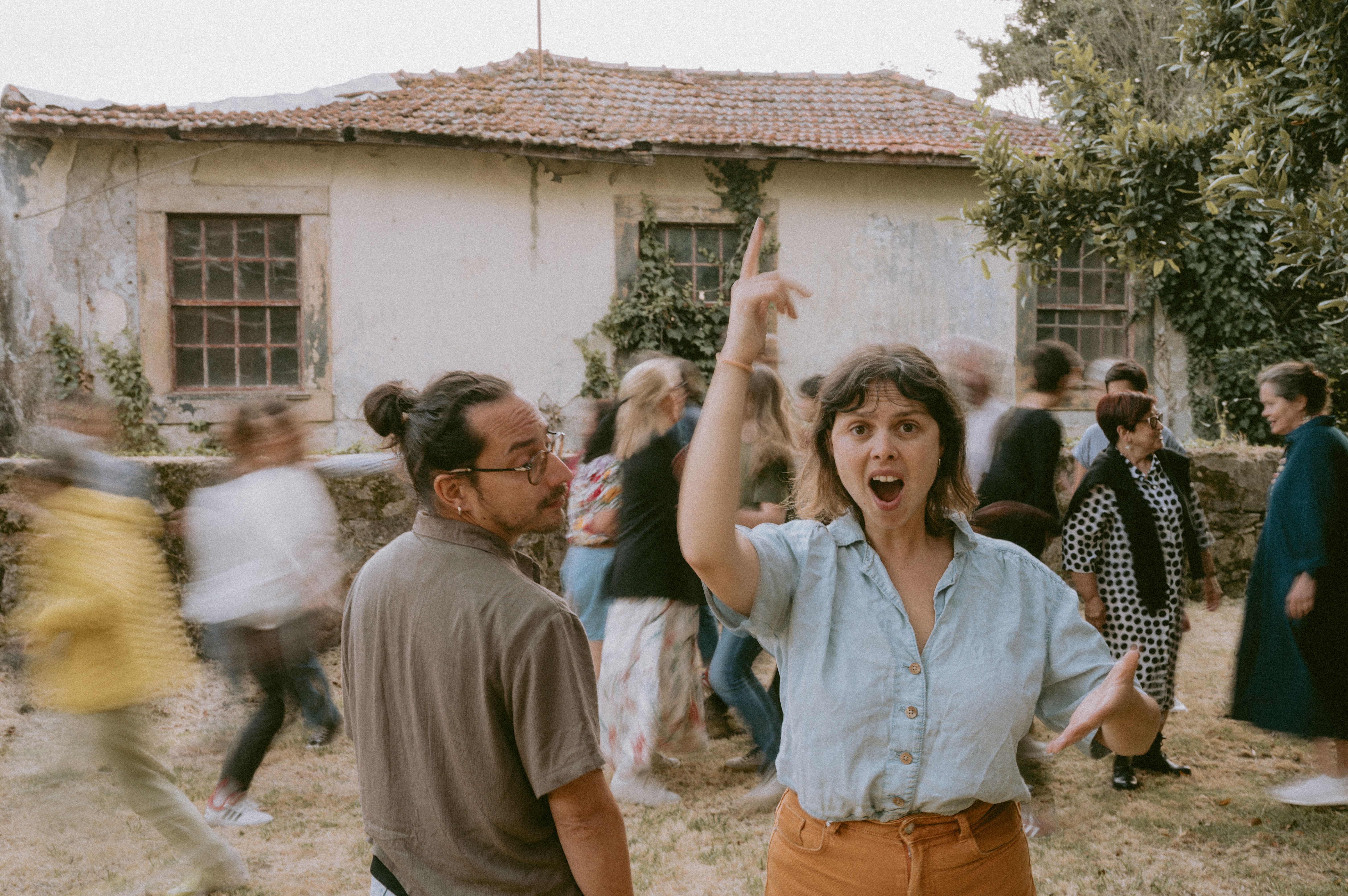 FEIRA DO LIVRO — CICLO "A MÚSICA VINHA DUMA MANSIDÃO DE CONSCIÊNCIA" — MARÉ ALTA 2.0 (FRENESIM COM CORO INSTANTÂNEO DO PORTO)