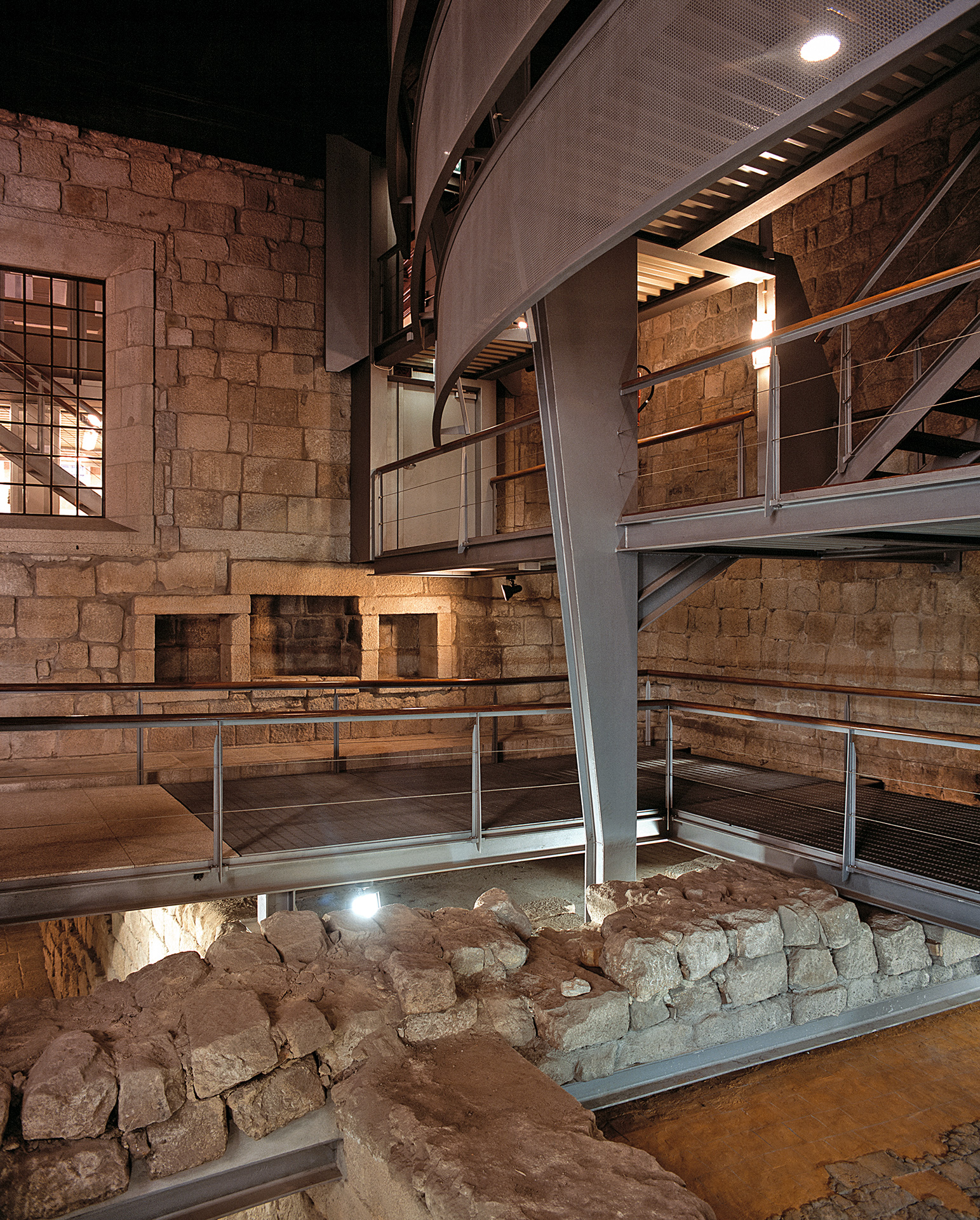 700 ANOS DA CASA DO INFANTE — ENCONTRO — UMA CASA NO TEMPO: ARQUEOLOGIA E HISTÓRIA