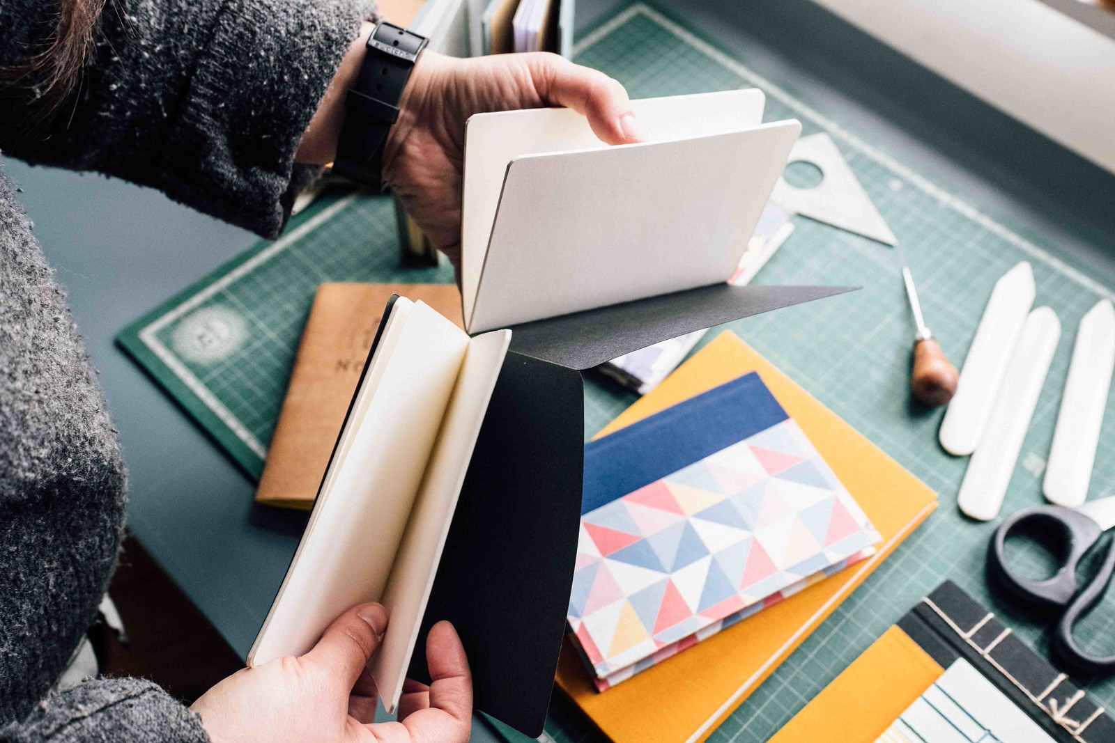 OFICINAS PARA FAMÍLIAS — A ENCADERNAÇÃO — DAS FOLHAS FAZEMOS LIVROS