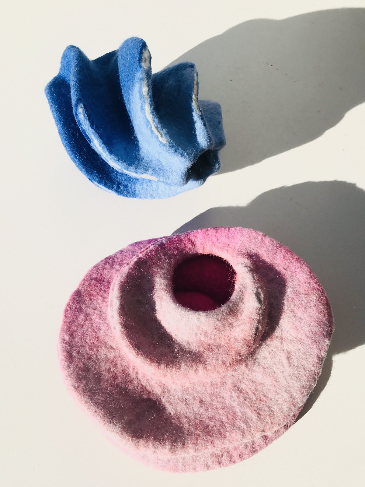 OFICINAS PARA FAMÍLIAS — A FELTRAGEM — ESCULPIR A LÃ