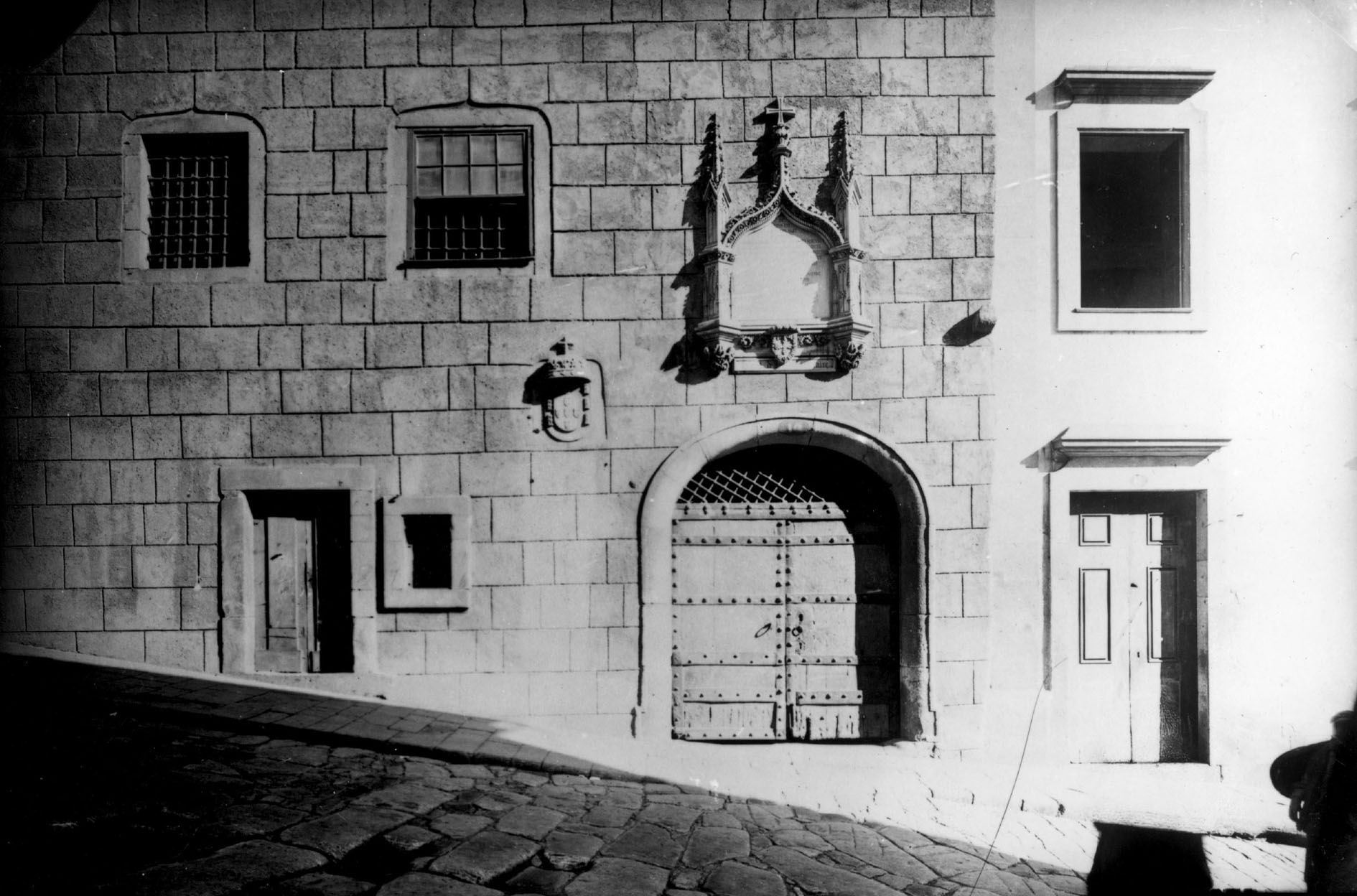 OFICINA PARA FAMÍLIAS — UMA CASA COM 700 ANOS, ONDE NASCEU O INFANTE!